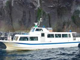 shiretoko-tourist-boat.jpg