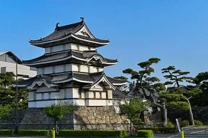tsukimi-yagura-takamatsu-castle-2.webp