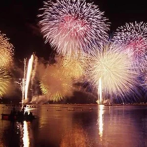 kyoto_-_miyazu_toro_nagashu_hanabi_daikai