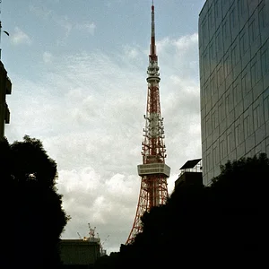 Moon_and_Tokyo_Tower