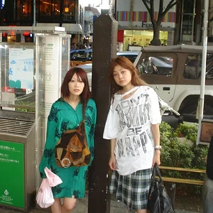 2 girls posing at harajuku