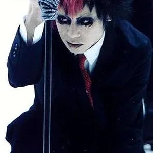 Kyo in a suit.JPG