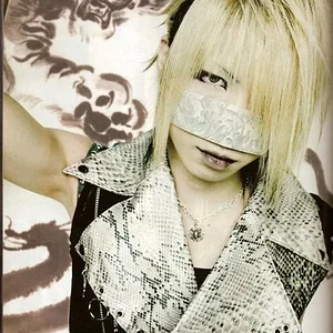 GAZETTE_OCTSHOXX8Reita.jpg