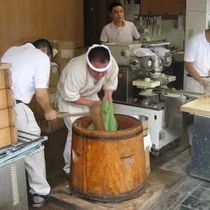making-mochi-in-nara-dangerous-work-osaka.jpg