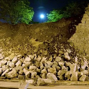 kumamoto-castle-walls-collapsed.jpg