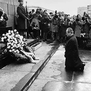 warschauer-kniefall-1970.jpg