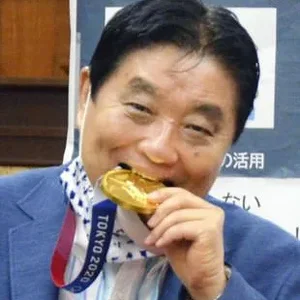 nagoya-mayor-biting-goldmedal.jpeg