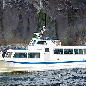 shiretoko-tourist-boat.jpg