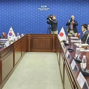 korean-japanese-security-talks.jpg