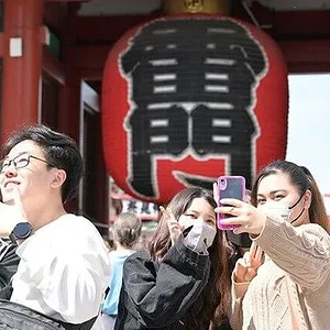 asakusa-tourists.jpg