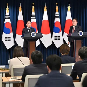 kishida-in-seoul.jpg