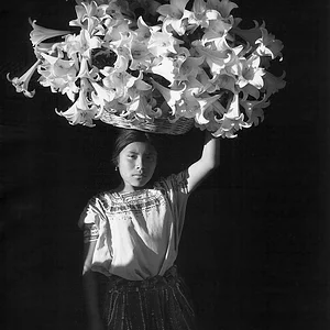 Canasta-de-Luz-Guatemala-1989-%C2%A9-Flor-Garduno-image-courtesy-SOL-LDN.jpg
