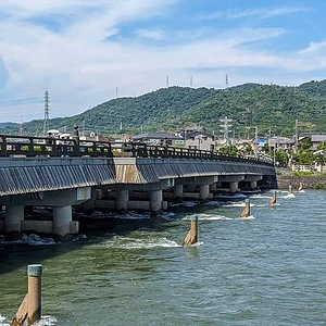 Uji