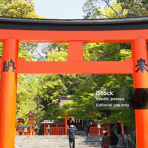 huge-red-torii-gate-with-kanji-characters-hounou-fushimi-inari-taisha-shrine-kyoto-japan.jpg