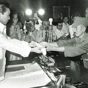 President_Marcos_and_Hiroo_Onoda.jpg
