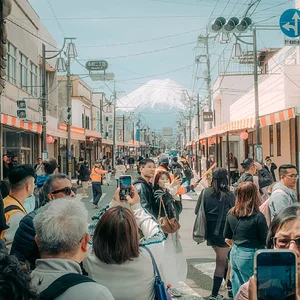 fujiyoshida-tourist-hordes.webp