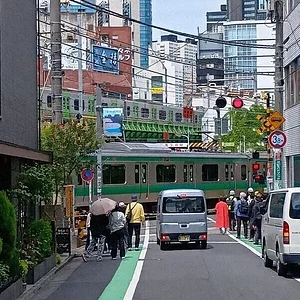 aoyama-kaido-railway-crossing.webp
