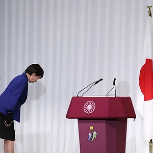 takaichi-saluting-hinomaru.webp