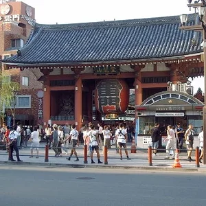 Kaminarimon (thunder gate) in the  Asakusa kanno temple.