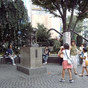 Little girl taking a picture to Hashiko's monument.