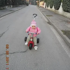 Momichan loves her tricycle