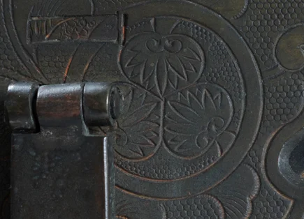 A4194_Enlarged metal Mon from handle.webp
