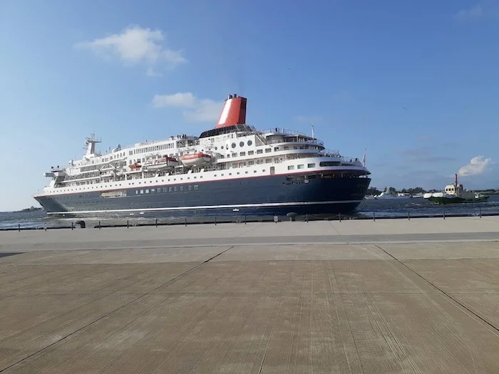 cruise boat.JPG