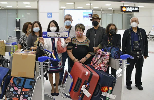 foreign-tourists.jpg