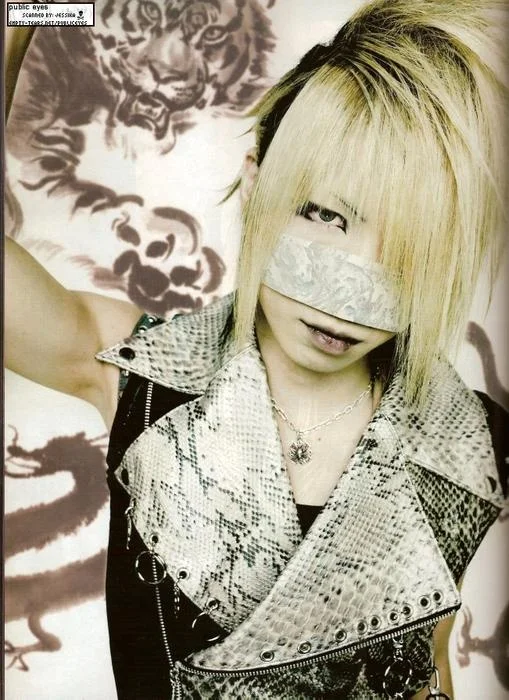 GAZETTE_OCTSHOXX8Reita.jpg