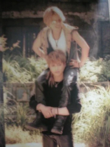 hyde&gacktpiggyback.jpg