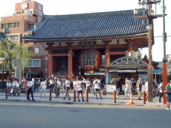 Kaminarimon (thunder gate) in the  Asakusa kanno temple.