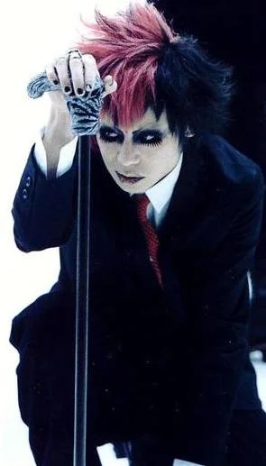 Kyo in a suit.JPG