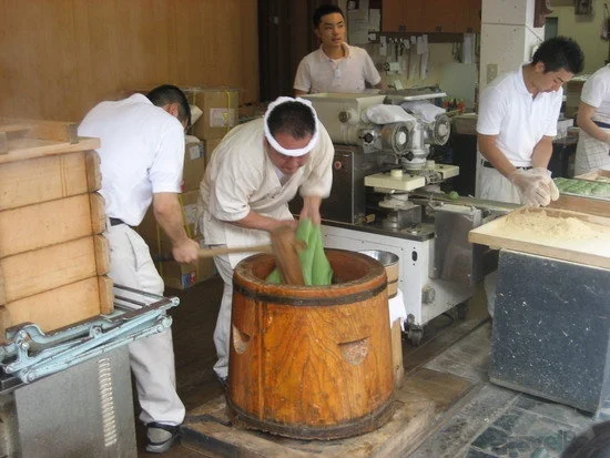 making-mochi-in-nara-dangerous-work-osaka.jpg