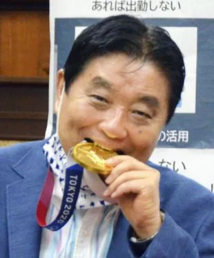 nagoya-mayor-biting-goldmedal.jpeg