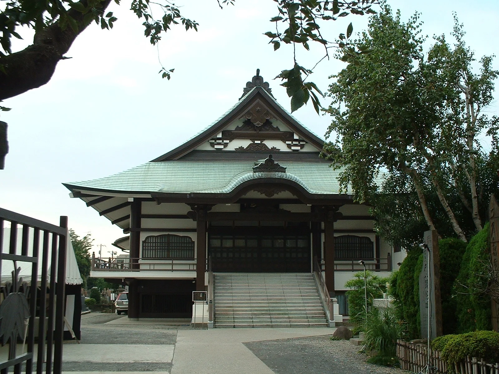 Tokyo Shinjuku st. - Temple